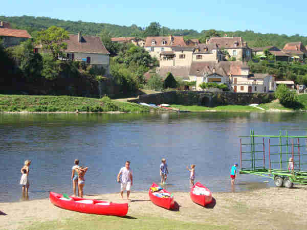 canoe dordogne photo arrivée en canoen à la base sur la Dordogne